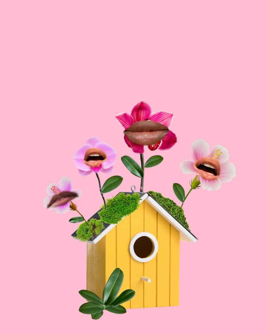 Een geel vogelhuisje met bloemen erop, waarbij de bloemen monden hebben.