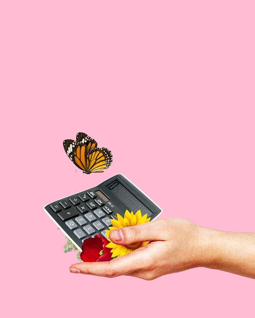 Een hand houdt een rekenmachine vast met bloemen erop, terwijl een vlinder erboven vliegt.