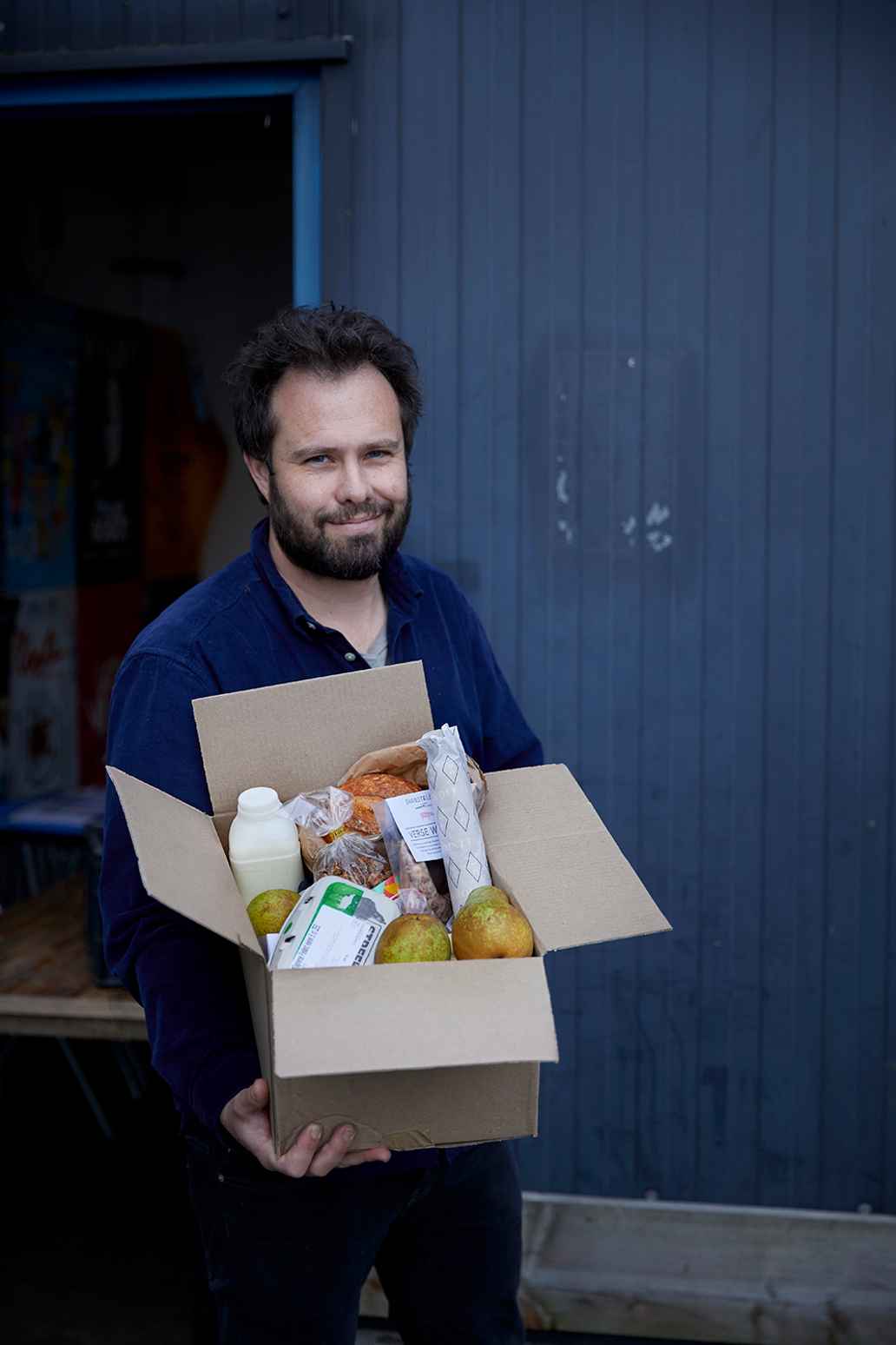 Samuel Levie met de Buurtbox