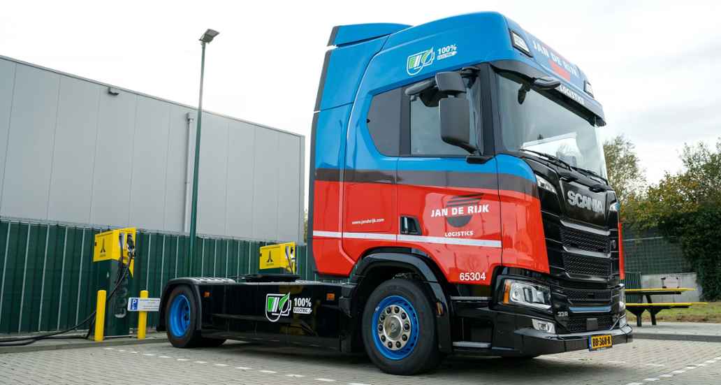 E-truck wordt opgeladen bij LEAP24 in Zwolle