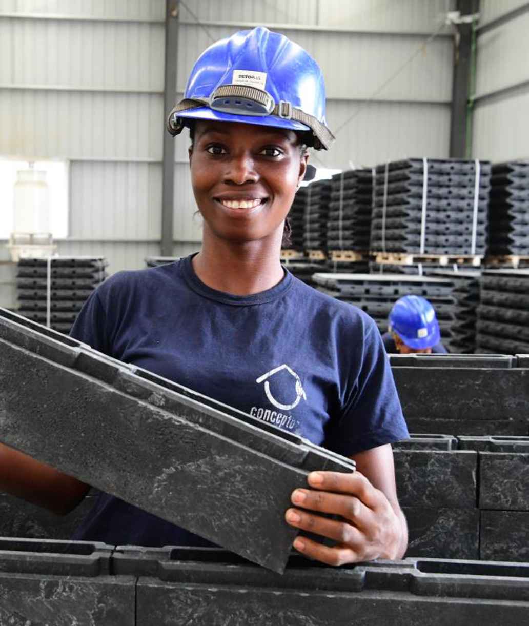 Het 'Building bricks for future' project maakt van plastic afval bouwstenen voor klaslokalen.