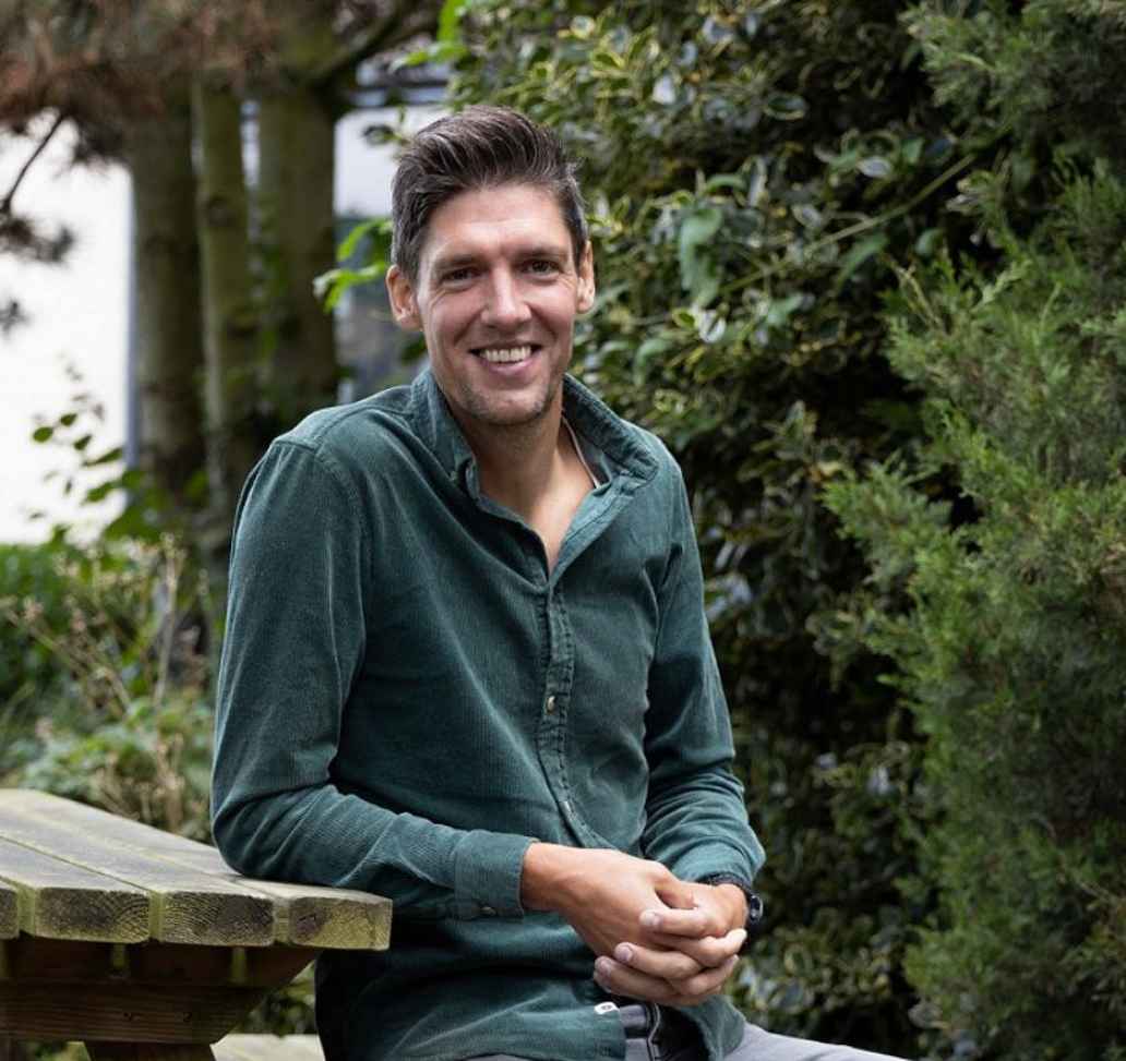 Christian de Jong, director duurzaamheid en criculariteit bij Bever, in een bos