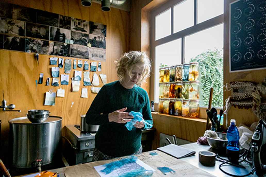 Claudy Jongstra werkt met wol en natuurlijke kleurstoffen
