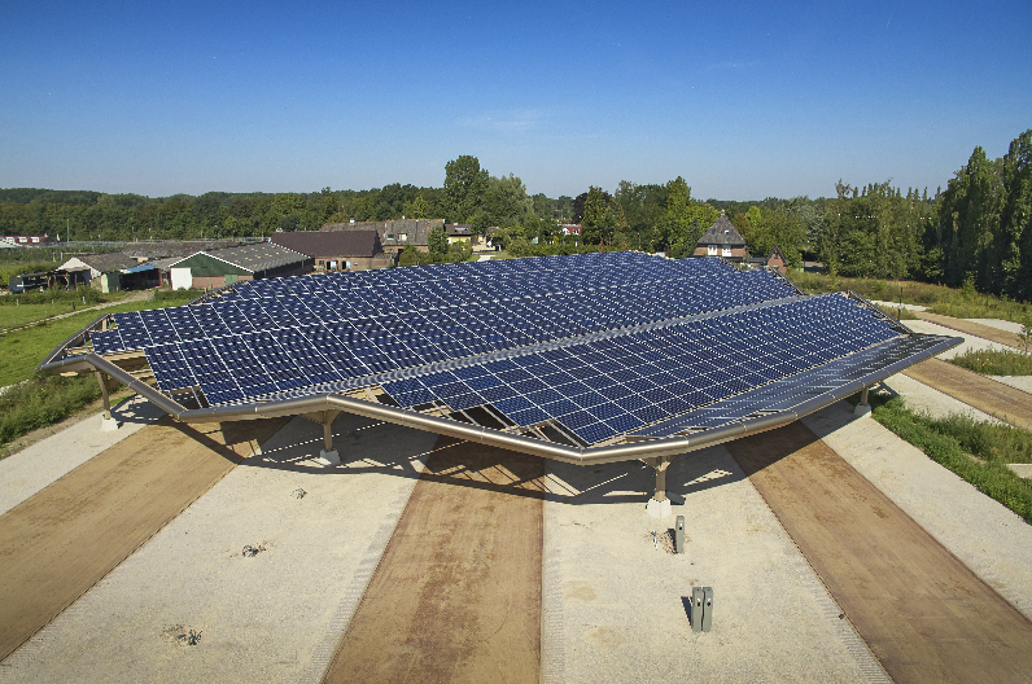 Zonnepanelen op het laadplein van parkeerplek op de Reehorst