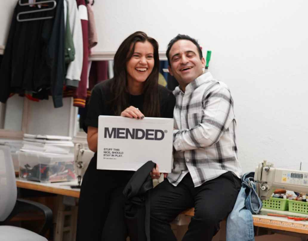 Agnes met Mendeds allereerste kleermaker Vangelis
