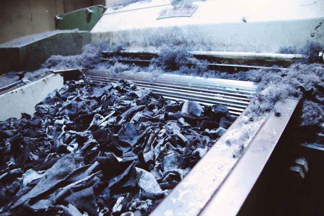 De shredder maakt ruwe vezels van stukken stof, waarmee MUD Jeans weer nieuwe broeken kan maken