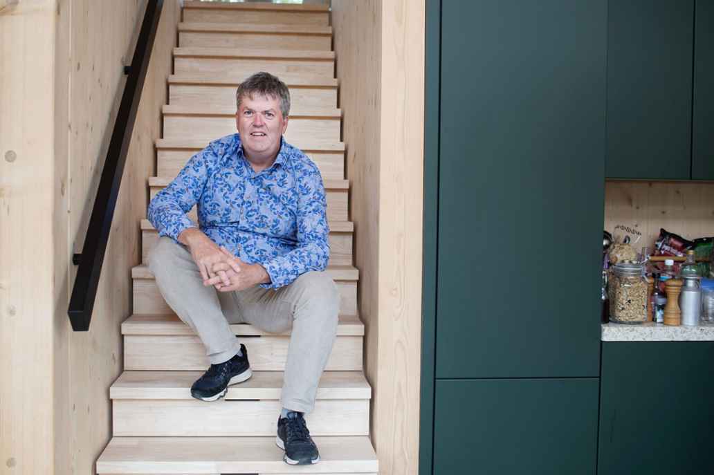 Marcel in zijn tiny house in tiny house community Op de Bees