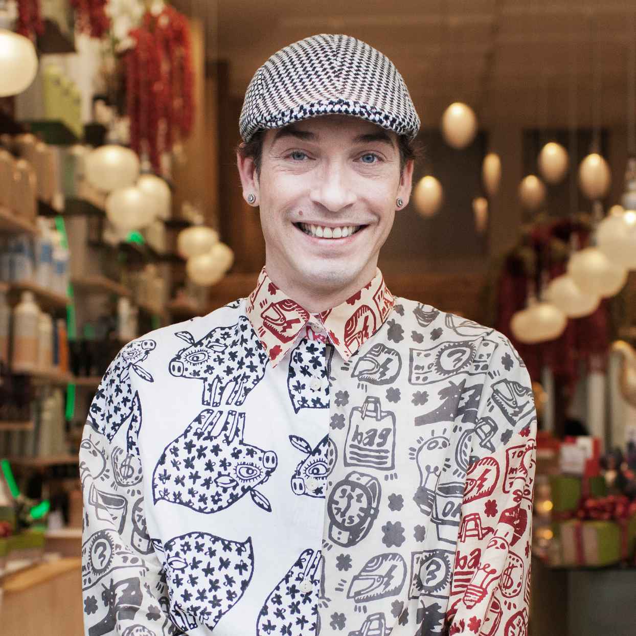 Man staat voor het pand van IINN Sustainable Beauty. Hij is de eigenaar en klant van Triodos Bank.
